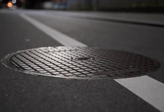 Erneuerung Schachtdeckel auf der Wilsdruffer Straße