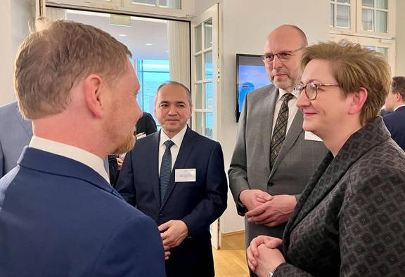 Ministerpräsident Michael Kretschmer, Oberbürgermeister Octavian Ursu (Görlitz), Oberbürgermeister Olaf Raschke (Meißen) im Gespräch mit Bundesbauministerin Klara Geywitz.