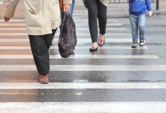 Fußgänger auf Zebrastreifen Ansicht der Beine