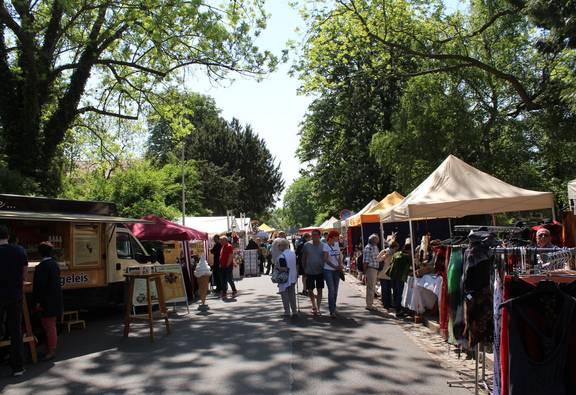 Allee mit Verkaufsständen und Menschen