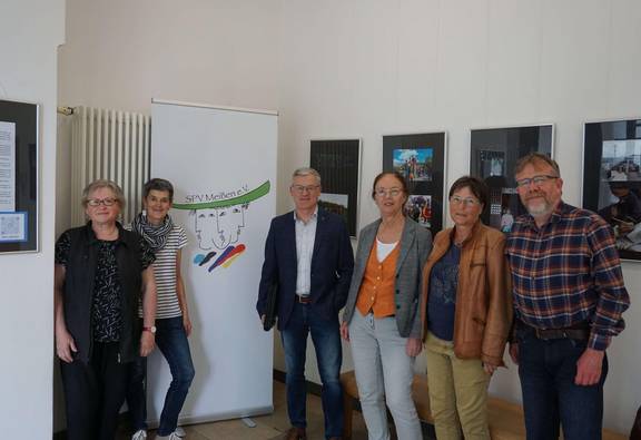Die Mitglieder des Städtepartnerschaftsverein eröffnen die Ausstellung