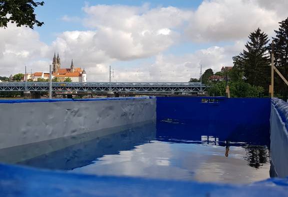 Pool mit Burgblick