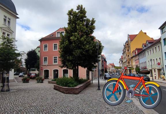 Buntes Fahrrad vor Straßenzug