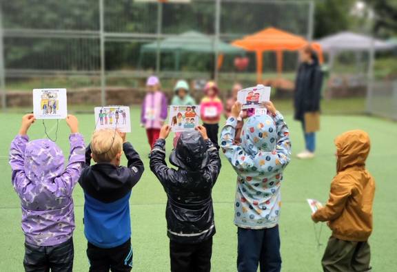 Kinder halten Schilder mit ihren Rechten hoch