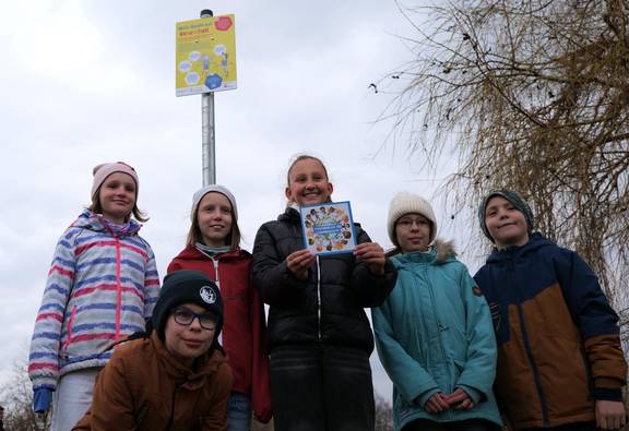 Kinder aus der Arita-Grundschule bei der Eröffnung des Kinderrechtepfades