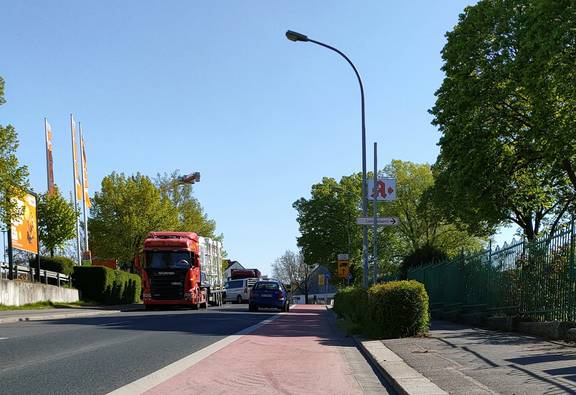 Bis zur Brauhausstraße ist die Zufahrt noch möglich dann wird die Fabrikstraße zur Einbahnstraße aus Richtung Moritzplatz