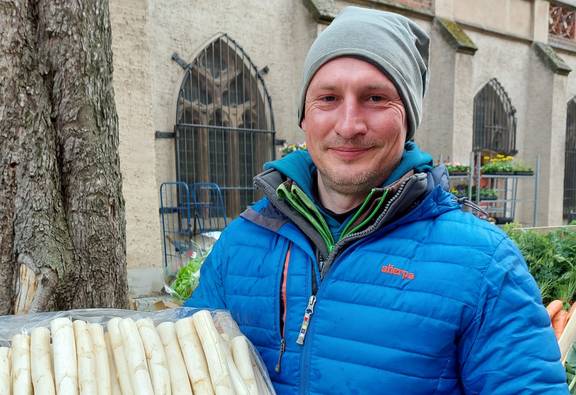 Grünmarkthändler mit Spargel