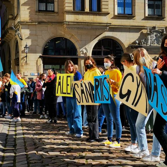Gemeinsam für den Frieden - Meißner Schulen zeigen Verbundenheit und Solidarität