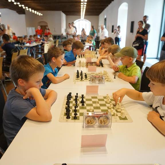 Kinder beim Schachspielen